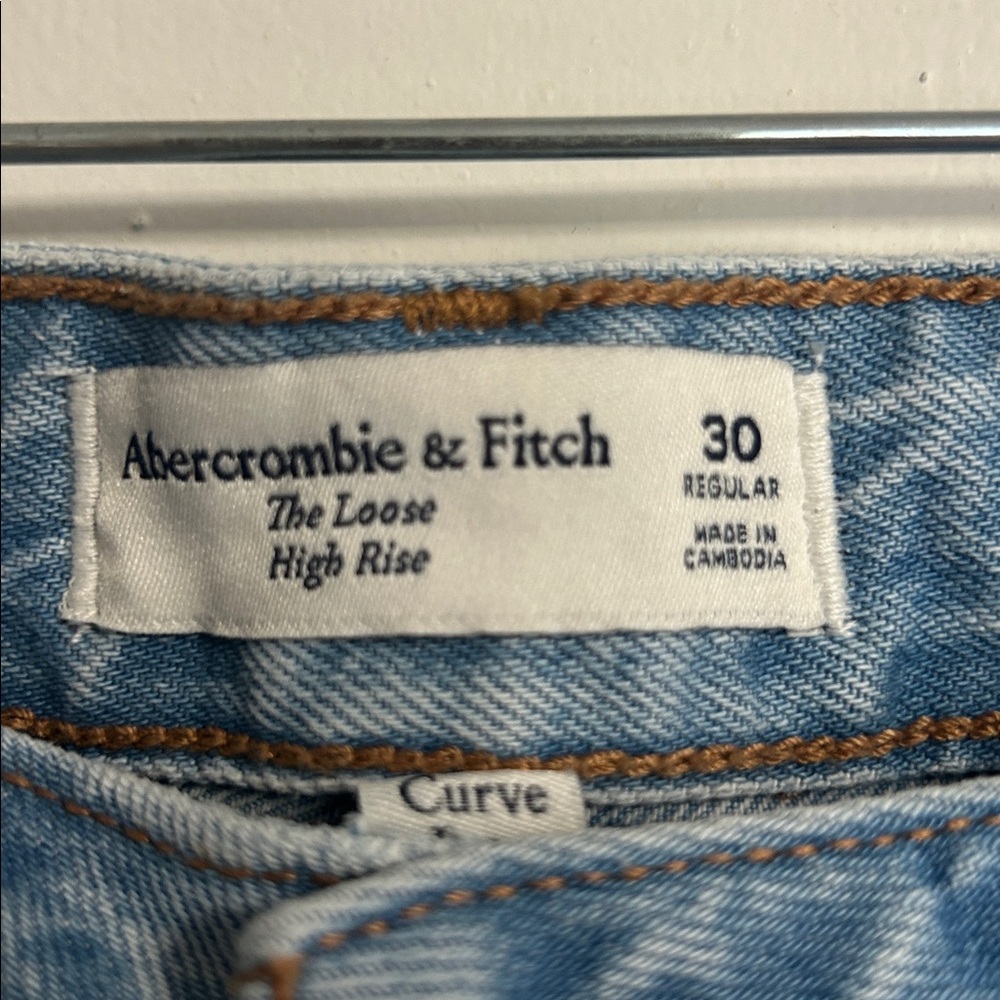 Abercrombie & Fitch Light Wash The loose high rise Curve Love size 30 regular - Picture 3 of 5